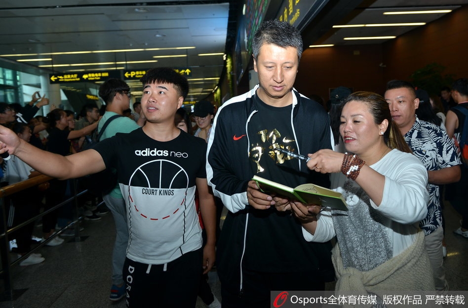 郭士强指导低头为小球迷认真签名,冠军教头温柔回馈家乡球迷热情