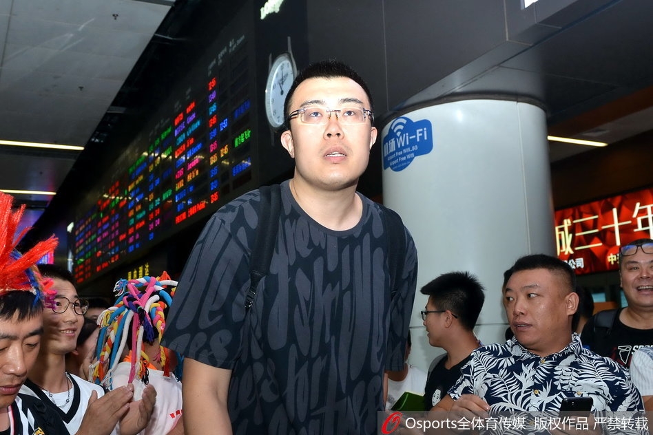 韩德君抱着金牌略显疲惫地前行,这位内线擎天柱为了冠军倾尽了所有体力