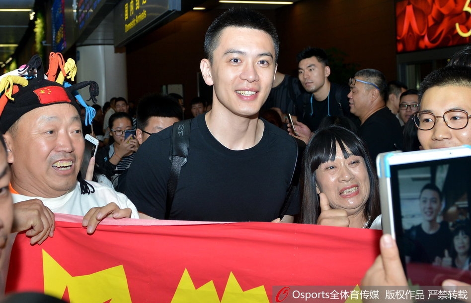 杨鸣身披金牌笑容灿烂如暖阳,眼神中满是为家乡圆梦的骄傲与释然