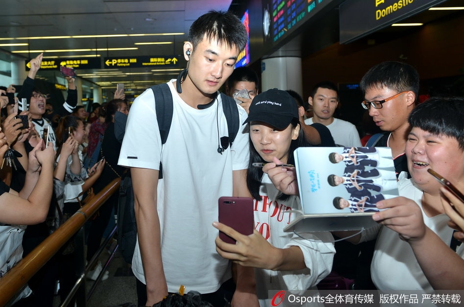 卫猛推着行李车走出机场,作为冠军成员分享着全队圆梦的喜悦与荣光