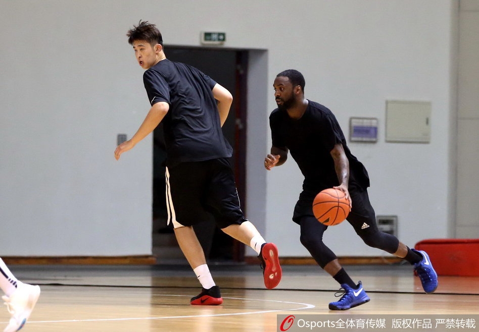 劳森犹如一道闪电划破训练场的寂静，运球突破时眼神中透着犀利与专注，他利用标志性的低身运球变向，瞬间过掉了防守球员，展现出顶级的突破能力。