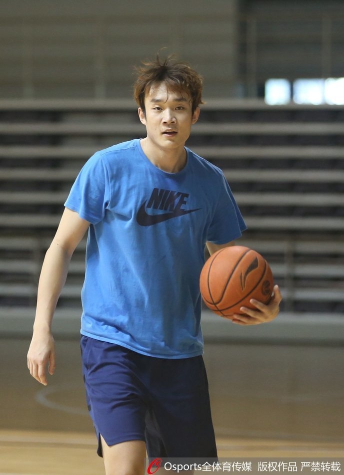 训练结束后，睢冉坐在地上脱下球鞋放松双脚，这一幕被镜头记录了下来。