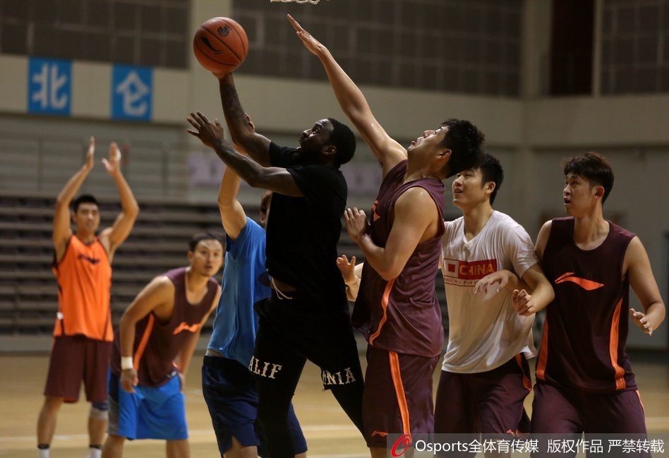 丁彦雨航在场边露出孩子般的偷笑，手臂上的纹身清晰可见，心情十分愉快。