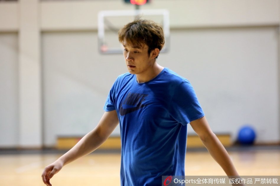 劳森单打王汝恒，用华丽的运球晃开空间，稳稳将球送入篮筐。