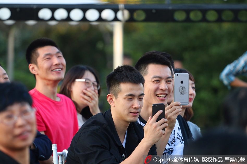 韩德君、杨鸣等辽篮队友们围坐在婚礼宴席间，举杯共饮，为李晓旭庆祝新婚