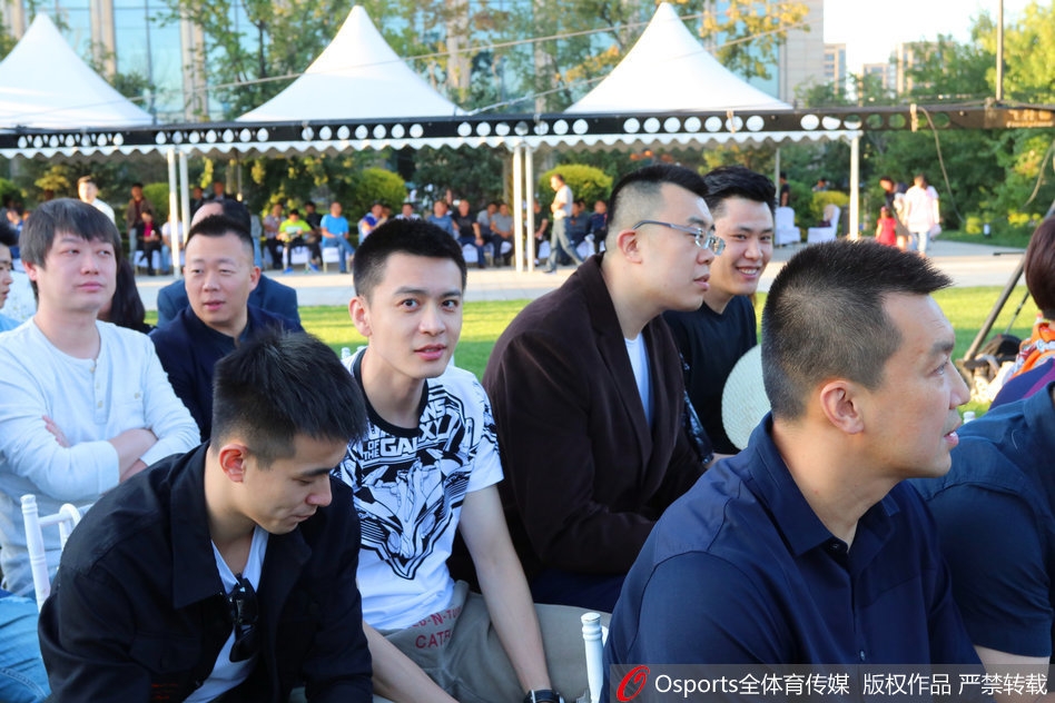 李晓旭与爱妻李旭在亲友的簇拥下切开多层婚礼蛋糕，脸上洋溢着新婚的甜蜜与喜悦