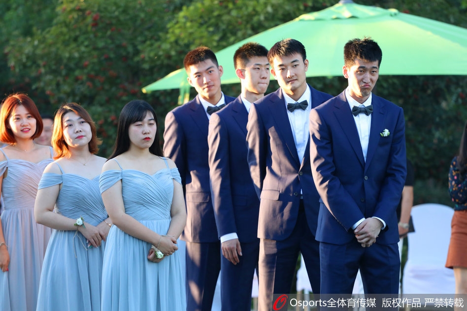 辽宁男篮主帅郭士强在婚礼现场致辞，为李晓旭夫妇送上祝福，神情欣慰