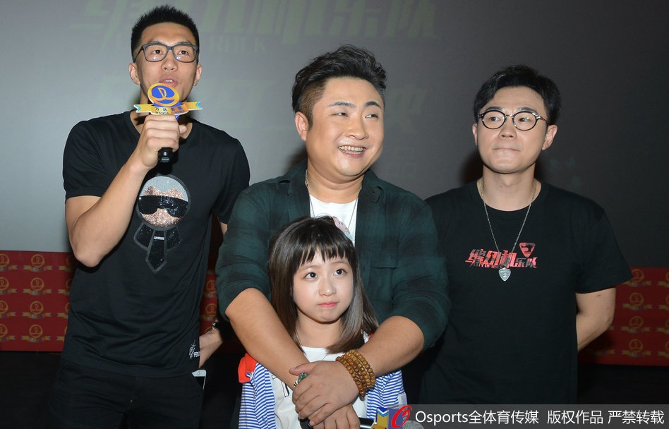 首映礼尾声全体嘉宾登台大合影,郭艾伦、赵本山、大鹏、乔杉、吴莫愁等所有人一起比出摇滚手势,场面壮观