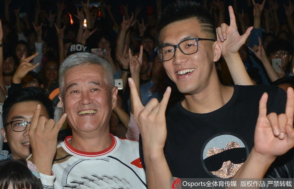 篮球明星郭艾伦与歌手吴莫愁在首映礼后台合影,郭艾伦比出摇滚手势,表情搞怪