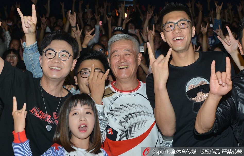 大鹏携恩师赵本山及好友郭艾伦、乔杉在沈阳首映礼现场同框合影,众人笑容满面,气氛融洽