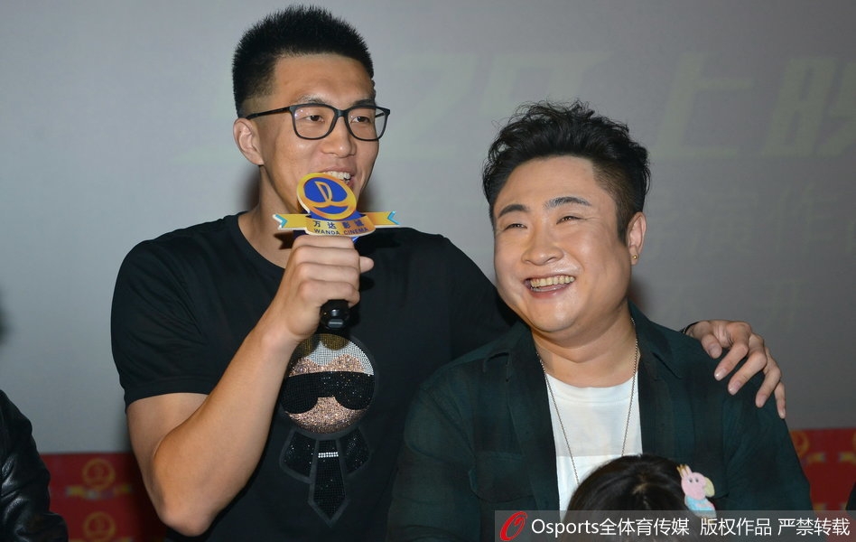 主演乔杉、李鸿其、曲隽希在首映礼上与粉丝热情互动,三人笑容灿烂,展现出电影欢乐的氛围