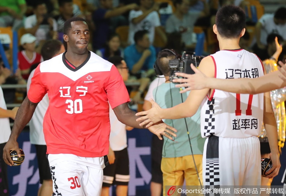 郭士强与哈德森在场边交流战术，两人手指球场比划着手势，眼神交流中透露出对比赛节奏的绝对掌控。