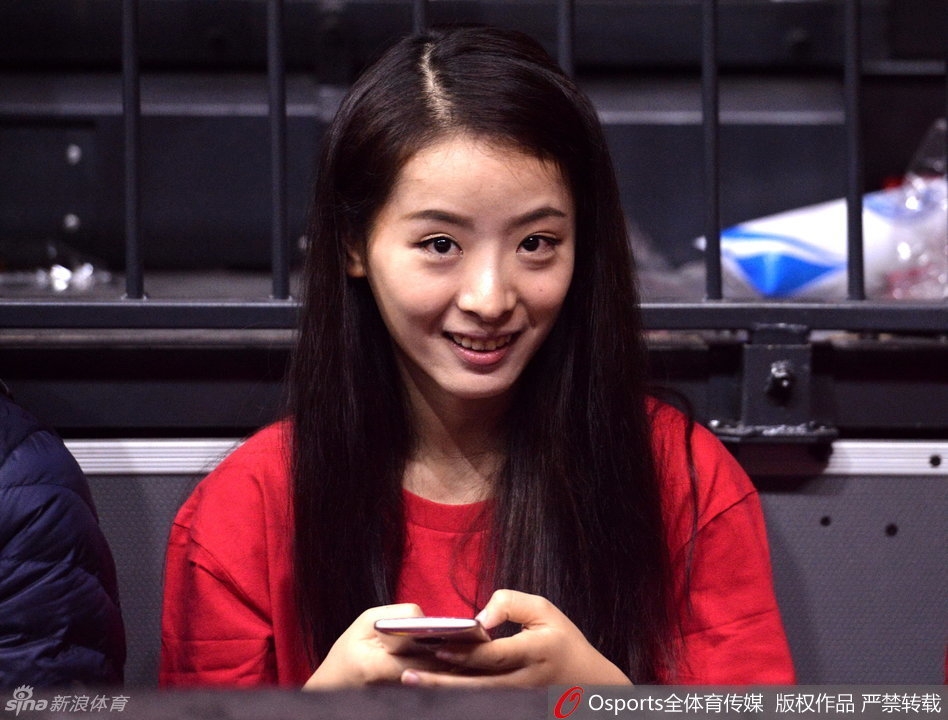 赛场上孙桐林刚完成一次精彩的篮下强攻,身体还在对抗中舒展,脸上露出坚定的神情,仿佛在向对手宣告内线主权。