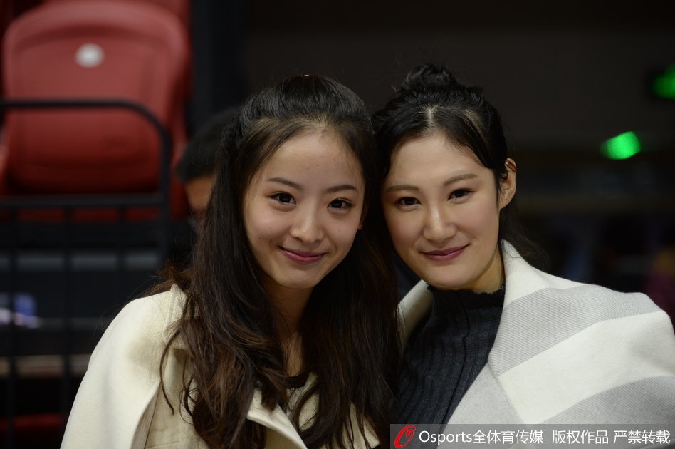 孙桐林妻子戴着时尚的墨镜,面容精致,在人群中显得格外突出,她正专注地看着场内,似乎正在为丈夫的每一次成功防守而暗自鼓劲。