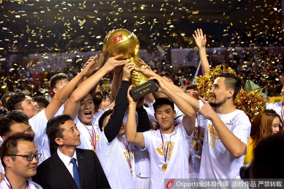 陕西信达队外援查尔斯在安徽队两人包夹之下依然强势起跳，他肌肉紧绷，眼神坚毅，单手将球狠狠砸入篮筐，展现出无与伦比的篮下统治力。