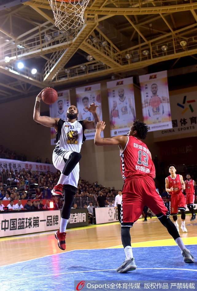 夺得总冠军后，陕西信达队所有球员在中圈紧紧围成一圈，肩并着肩，高喊着庆祝的口号，团队的力量和兄弟情深在这一刻体现得淋漓尽致。