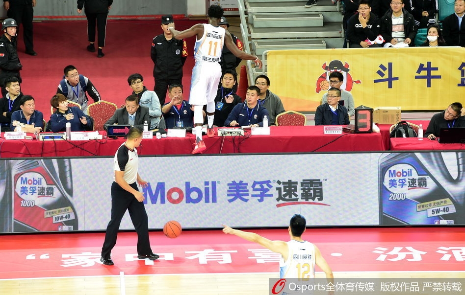 亚当斯面对严防毫无惧色，蝴蝶穿花步晃开角度，三分线外干拔出手，篮球应声入网