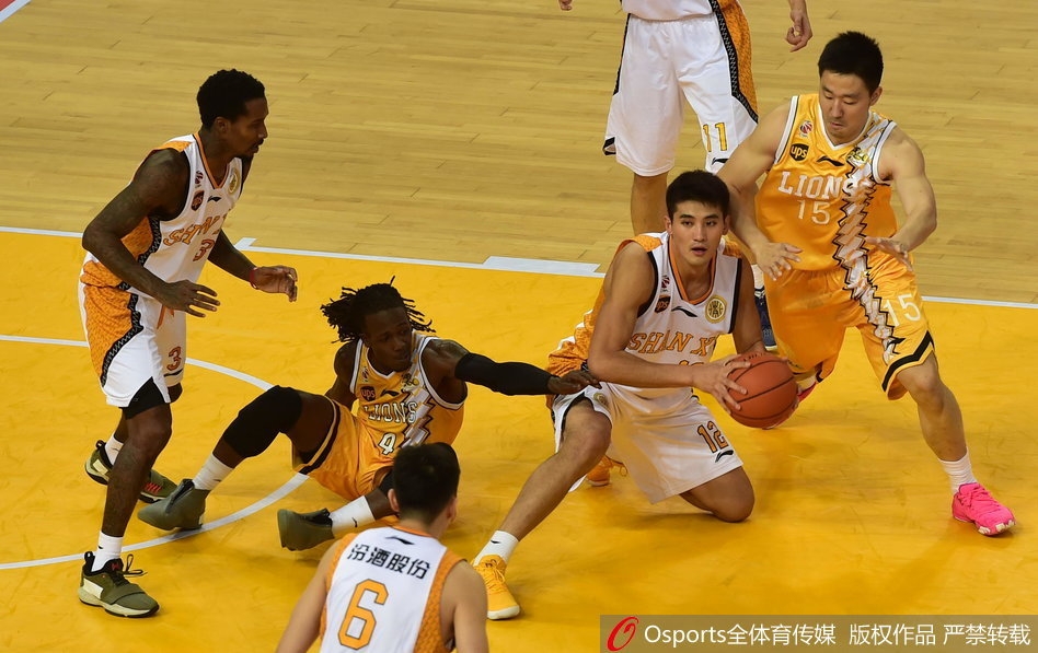 斯科拉在罚球间隙伸手整理凌乱的发型，风度依旧