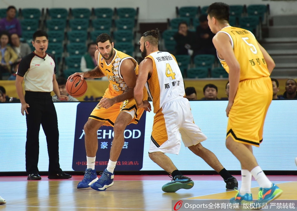 詹宁斯持球强行突破广厦防线，直杀篮下气势如虹