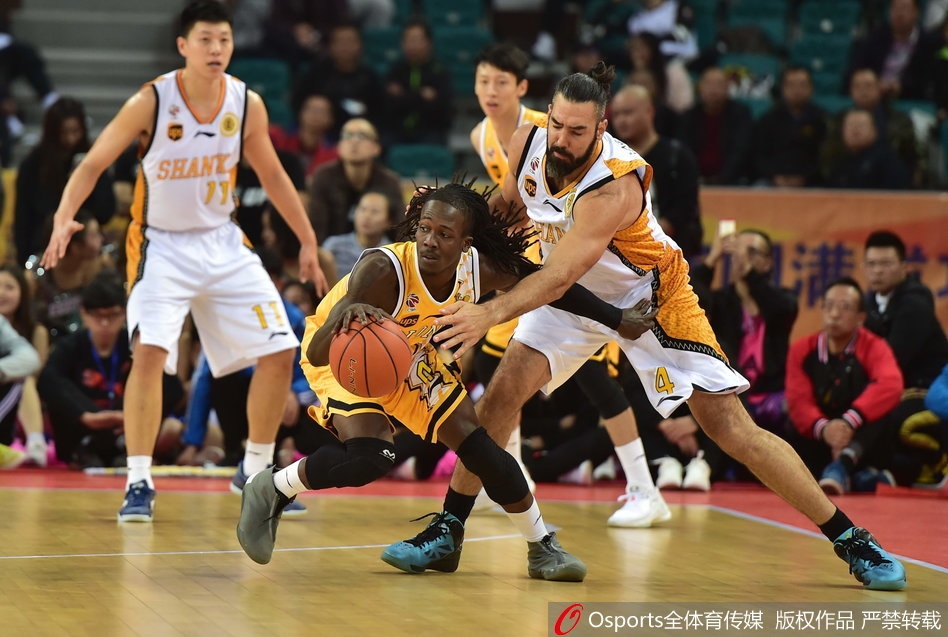 福特森与詹宁斯发生身体接触后双双倒地，裁判鸣哨