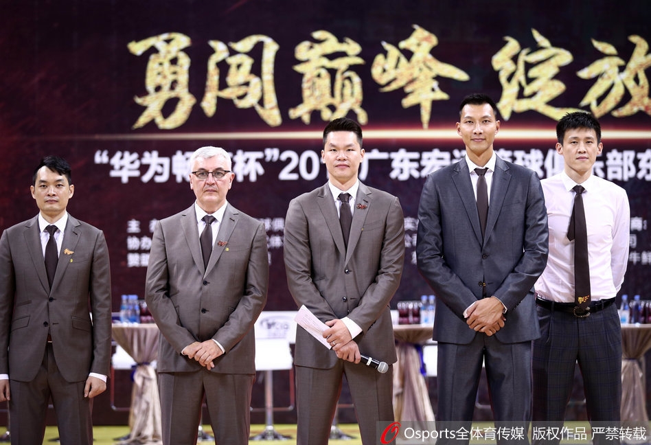 周鹏的妻子刘美站在场边，一双笔直修长的美腿在人群中格外抢镜，气质清新出众。她怀抱着两人年幼的孩子，小家伙虽然懵懵懂懂，但好奇地张望着热闹的球场，萌态可掬的模样瞬间融化了周围人的心