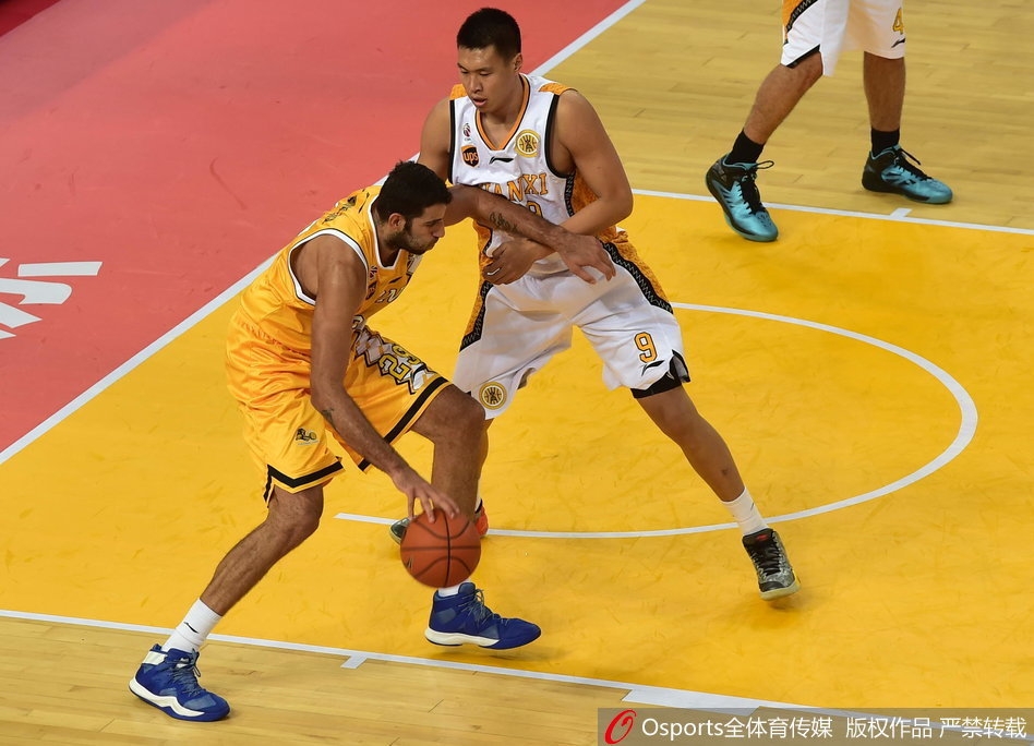 赵岩昊全速回追防守，眼神专注紧盯对手