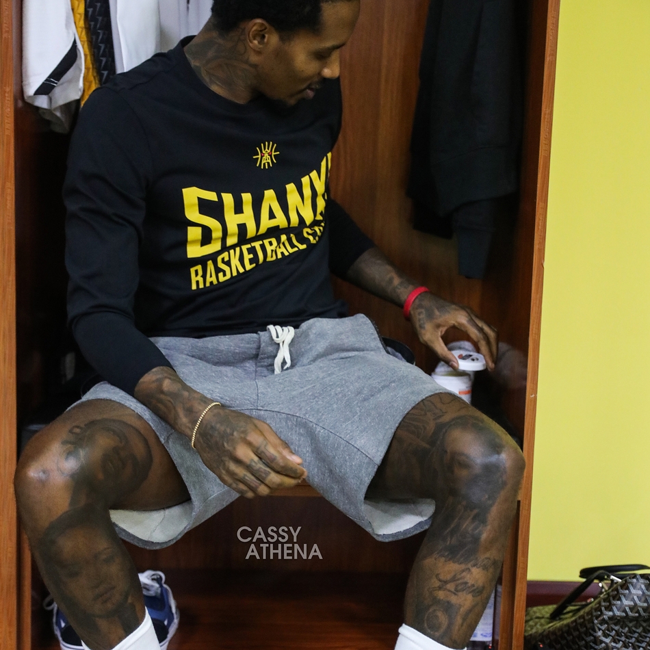 训练场边，詹宁斯与队友谈笑风生，他比划着手势，似乎在讲述着什么趣事，毫无大牌球星的架子，已经完全融入了球队的欢乐氛围中。