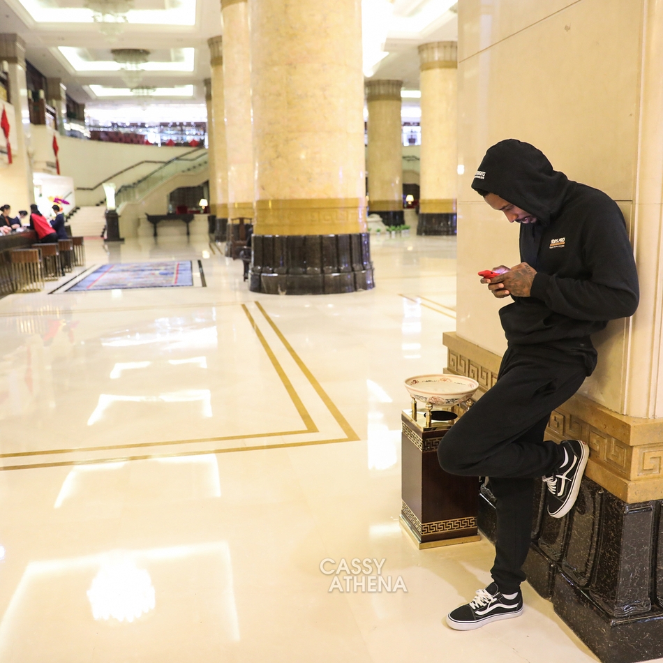 赛场上詹宁斯高高跃起，面对防守球员的封盖强行出手三分，皮球在空中划出一道美妙的弧线，这正是他单节19分时刻的缩影。