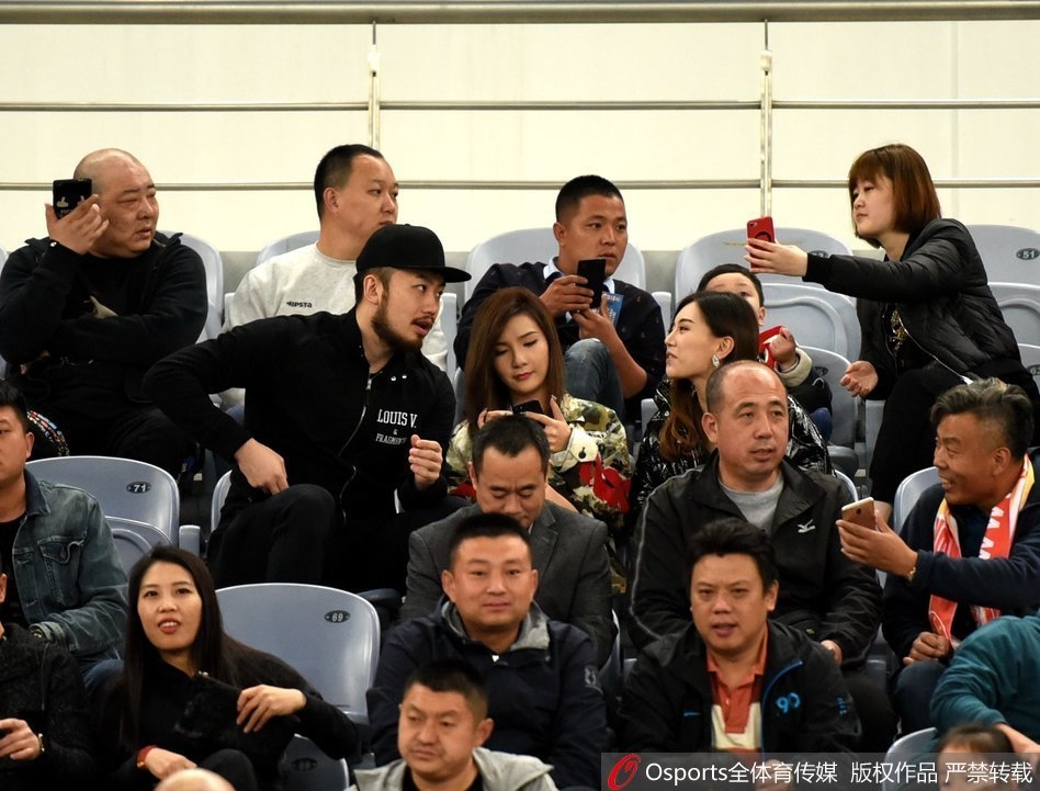 塔尔德利在进球后激情滑跪庆祝，看台上的睢冉夫妇也情不自禁起身鼓掌，与全场沸腾的橙色海洋融为一体。