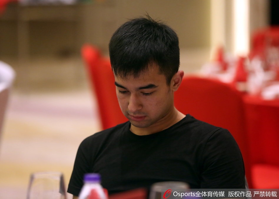 几位八一队员手持印有个人号码的球衣,并肩站在背景板前合影。他们的笑容中带着一丝青涩,却又充满了朝气。新赛季的球衣在闪光灯下格外醒目,这几件看似普通的战袍,即将在没有外援助阵的情况下,扛起捍卫“铁军”尊严的重任。