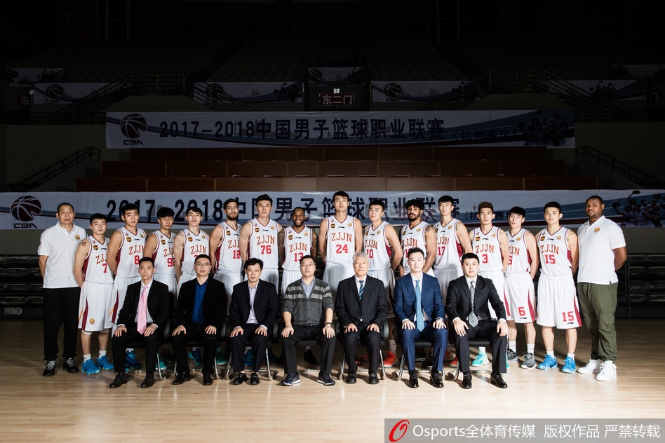 新援威姆斯面带微笑,身形矫健,这位经验丰富的外援将用全能表现为年轻球队保驾护航