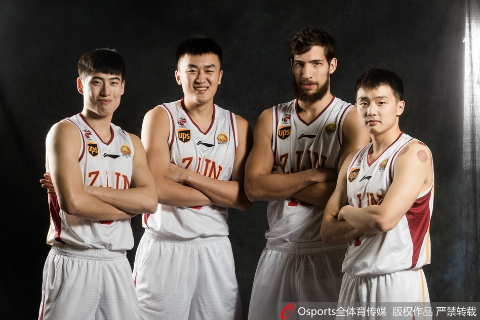 程帅澎运球飞速突破，面对防守者毫无惧色，他 aggressive 的姿态正是浙江队年轻血液冲击力的最好写照。