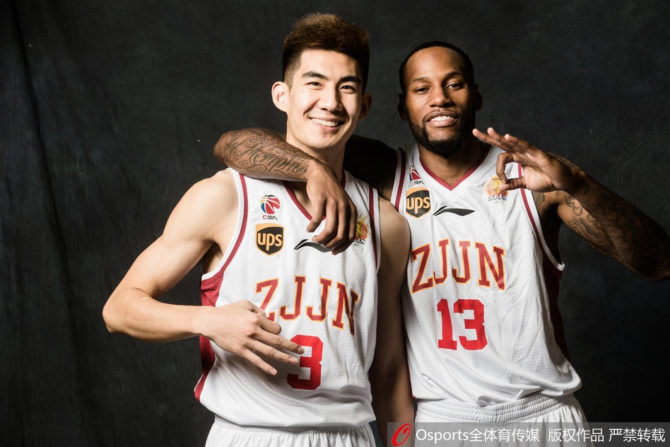 赖俊豪与吴前在比赛中击掌相互鼓励，眼神中充满信任，这对内外线搭档的化学反应是浙江队进攻流畅运转的关键。