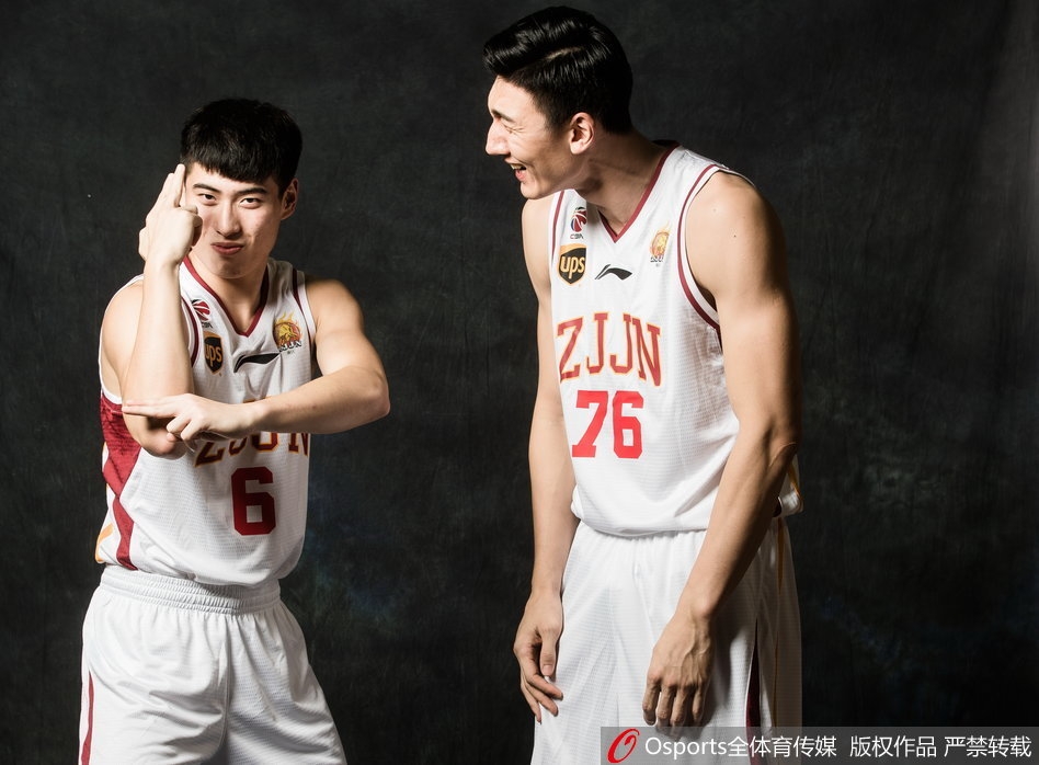 惠龙儿与张永鹏在内线双塔合璧，两人张开双臂准备拦截对手的进攻，这套内线屏障让对手的突破举步维艰。