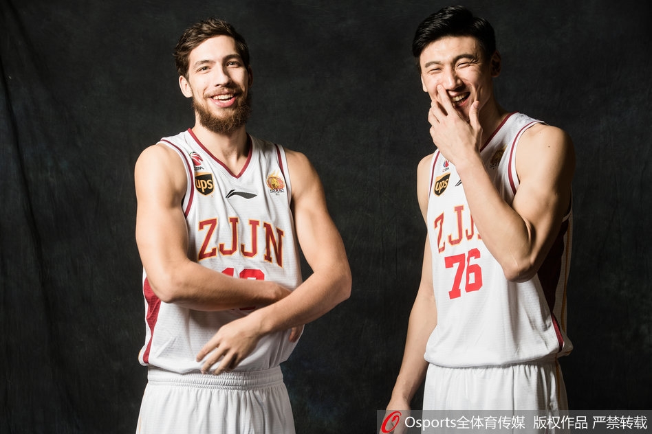 刘泽一在防守端高高跃起封盖对手的投篮，他充满活力的表现展现了浙江队年轻内线的防守威慑力和拼搏精神。