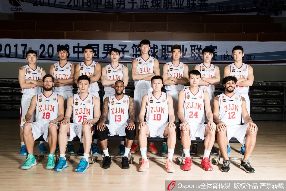 陆文博、程帅澎等年轻小将勾肩搭背,脸上洋溢着青春的笑容,这是青年军专属的活力与情谊