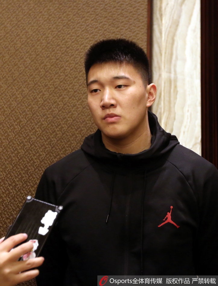 镜头拉近,一位年轻的八一队员正聚精会神地看着手中的资料。背后的背景板印着新赛季的标语,霓虹光斑在他脸上跳跃。这画面仿佛预示着,在主力伤缺的赛季里,这些年轻人将不得不提前接过前辈的枪,在CBA的烽火中加速成长。