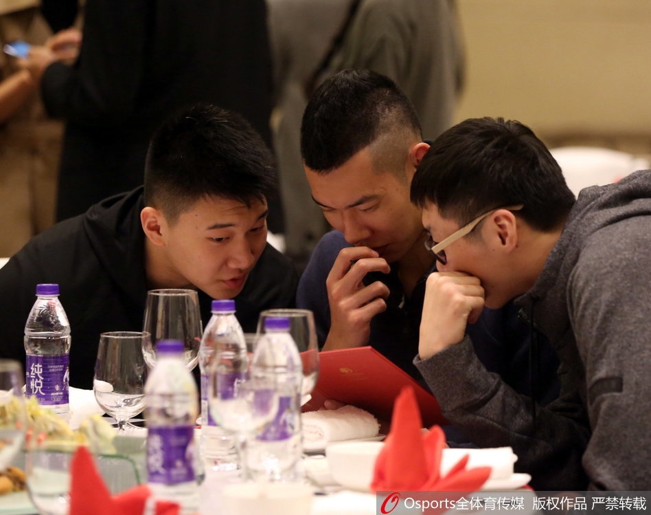 酒会的轻松时刻,一位队员被工作人员逗得开怀大笑,眼睛眯成了一条缝。这种发自内心的爽朗笑声,在紧张的备战期显得弥足珍贵。它告诉人们,即便前路荆棘密布,这群小伙子依然拥有苦中作乐的豁达心。