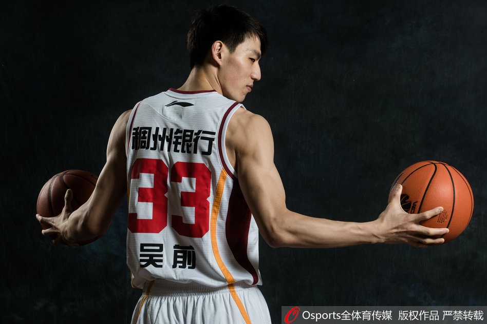 吴前在赛场上眼神坚毅，正准备突破防守，作为浙江队的队长和灵魂人物，他的每一次运球都牵动着对手的神经。