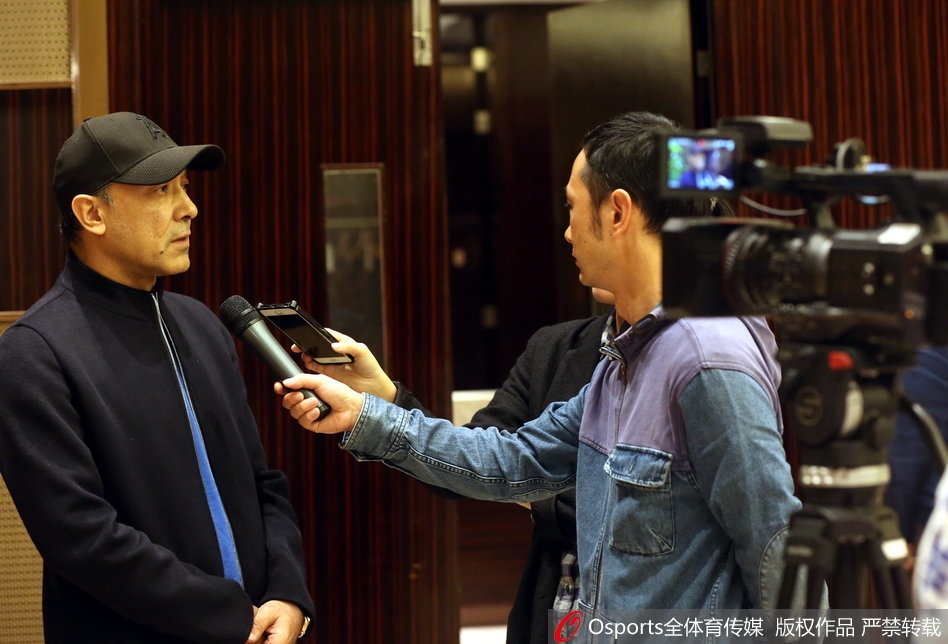 球员们围坐在餐桌前,目光专注地看向前方。桌上摆满了精致的菜肴,但他们的神情更像是在聆听一场战斗部署。这种安静的专注,透露出这支年轻队伍特有的纪律感,即便是在放松的酒会时刻,也难掩眼神中对胜利的渴望。