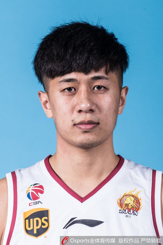 全队围成一圈呐喊鼓劲,从吴前到张大宇,从威姆斯到斯托克斯,所有人的手紧紧握在一起,凝聚成一股橙色力量。