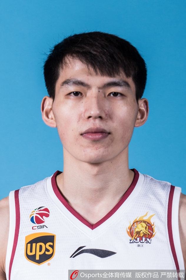 队长吴前身着新赛季战袍,眼神坚毅如炬,仿佛要将整个滨江体育馆的灯光都点燃。