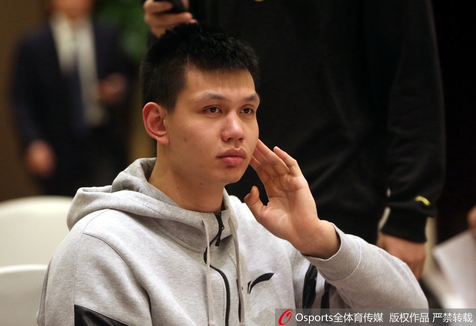 席间,一名队员正侧身与队友耳语,似乎是在交流对新赛季对手的看法。严肃的表情与周围轻松的氛围形成对比,篮球始终是他们心中唯一的主题。这种不经意间流露出的专注,构成了酒会中最动人的细节。