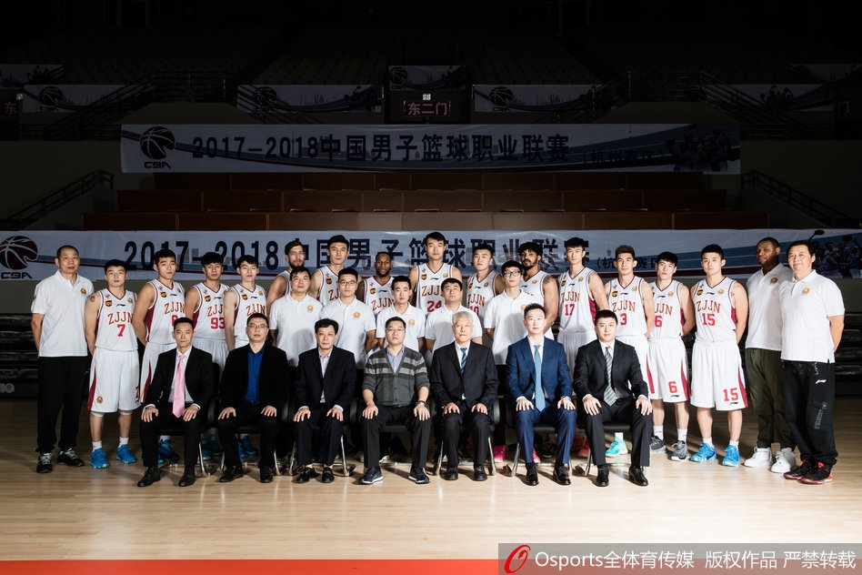 全队围拢在一起,振臂高呼,摄影师定格下这股团结一心、渴望在新主场创造历史的瞬间