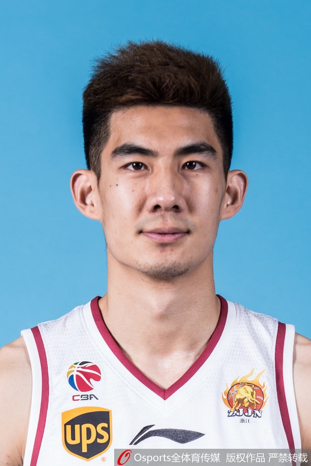 陆文博、付磊等一众外线射手排列如林,青春的气息几乎要冲破相框,仿佛随时准备在三分线外万箭齐发。