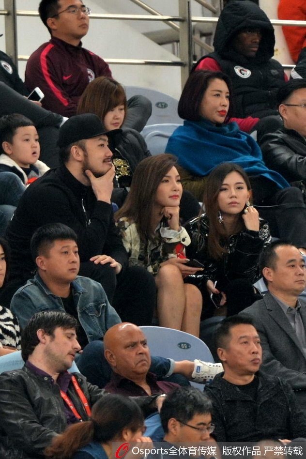 灯光下，睢冉望向妻子的眼神充满宠溺，妻子则低眉浅笑，两人十指相扣，在喧闹散去的球场边享受着二人世界。