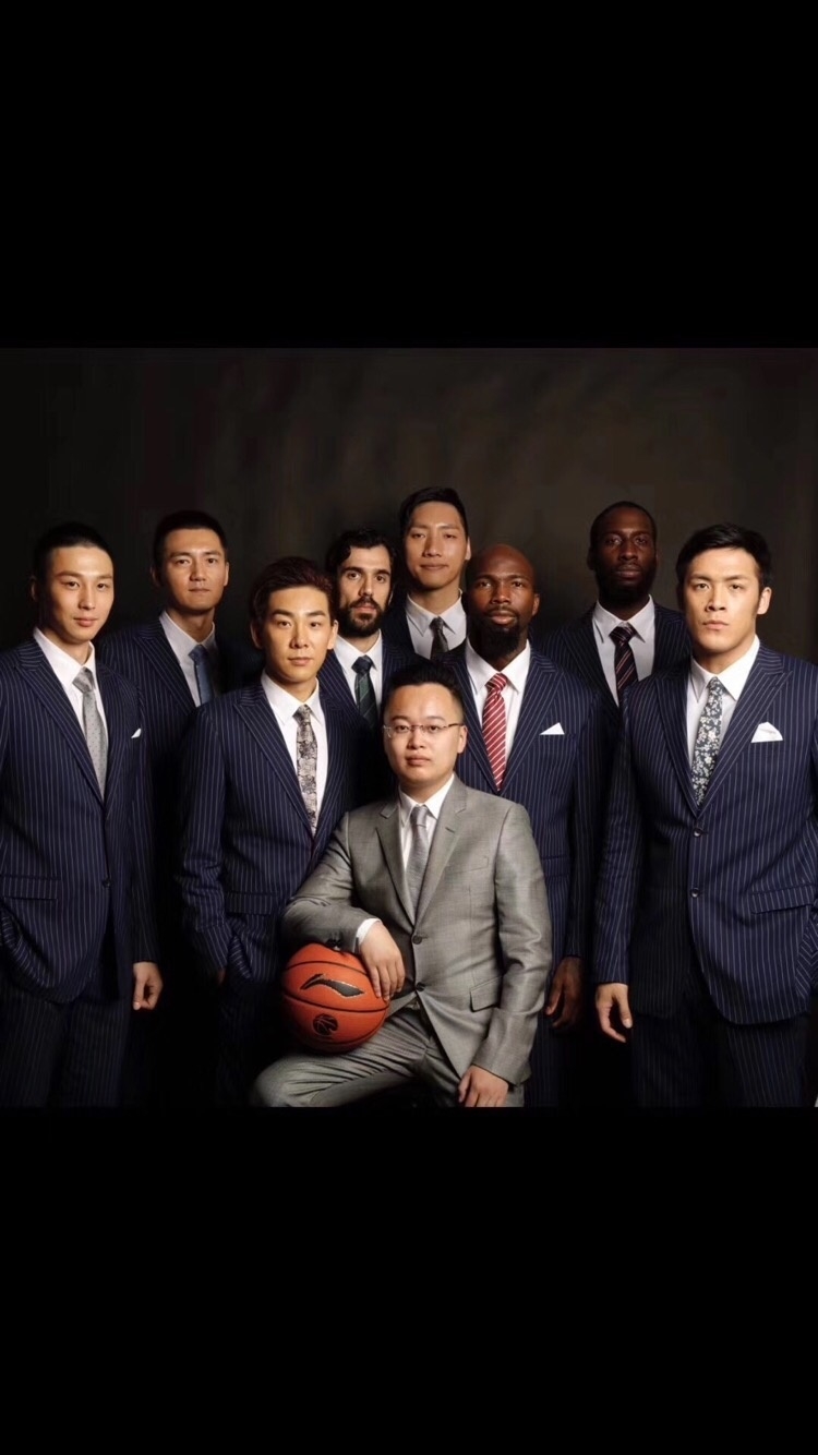 三外援并排而立，希克森与琼斯眼神犀利，巴赫拉米面带杀气，三剑客蓄势待发。