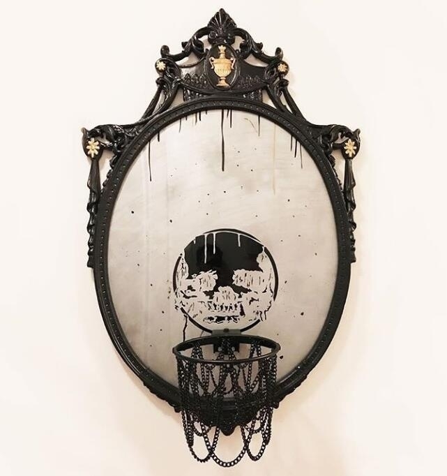 夜幕下,篮板边缘亮起暖黄色的LED灯带,勾勒出清晰的轮廓,篮筐也被红光环绕,像黑暗中指引方向的灯塔,让夜晚的球场不再迷茫。