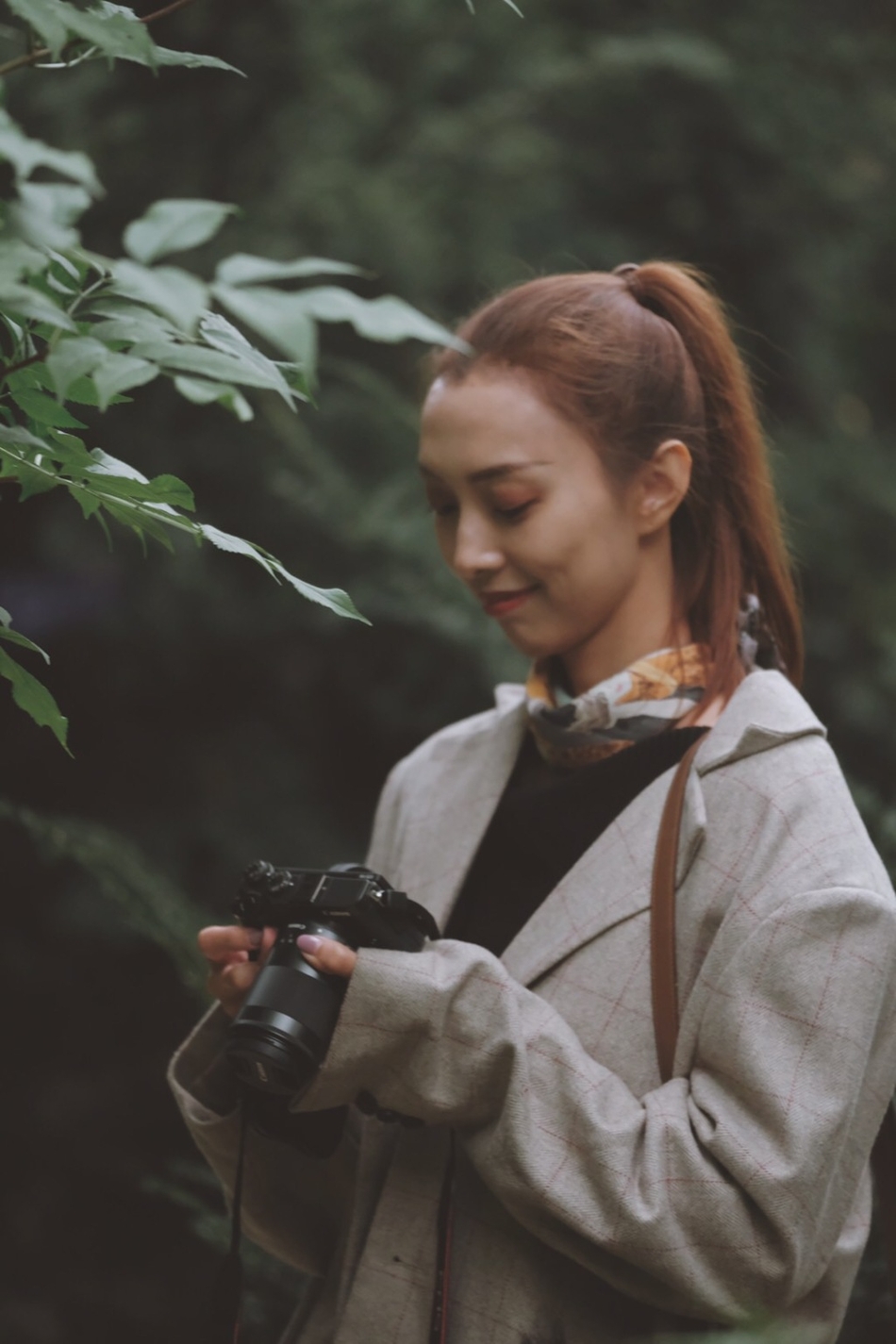 李晓旭爱妻身着素雅长裙，在静谧的咖啡馆中低眉浅笑，文艺气息十足