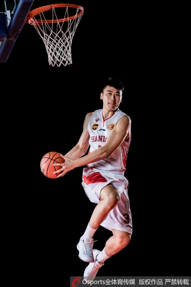 陶汉林双手暴扣势大力沉，展现山东内线绝对统治力